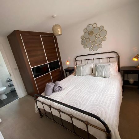 The Belfry 3 Bedrooms 2 Bathrooms Contractors & Family Higham Ferrers Bagian luar foto