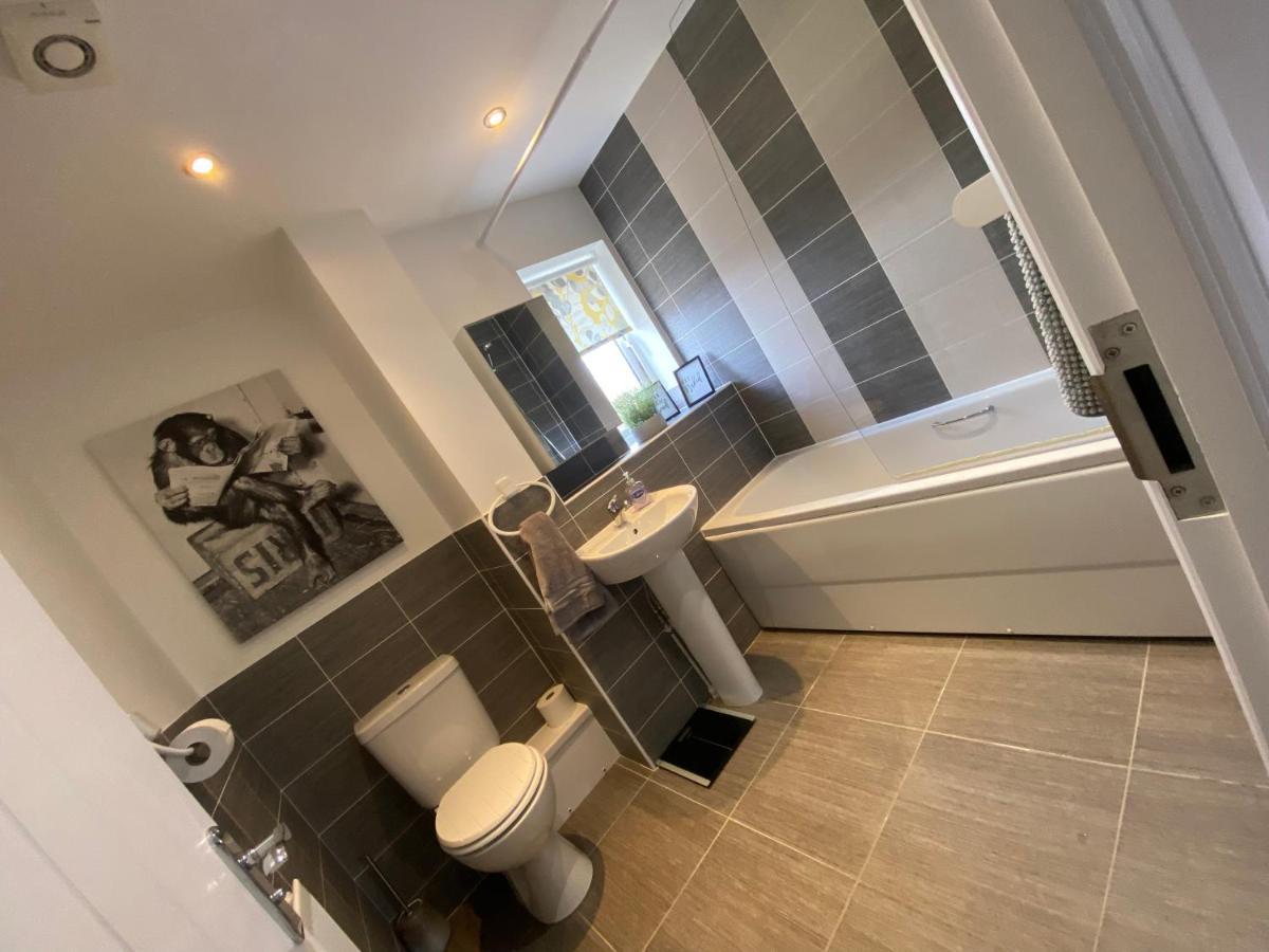 The Belfry 3 Bedrooms 2 Bathrooms Contractors & Family Higham Ferrers Bagian luar foto