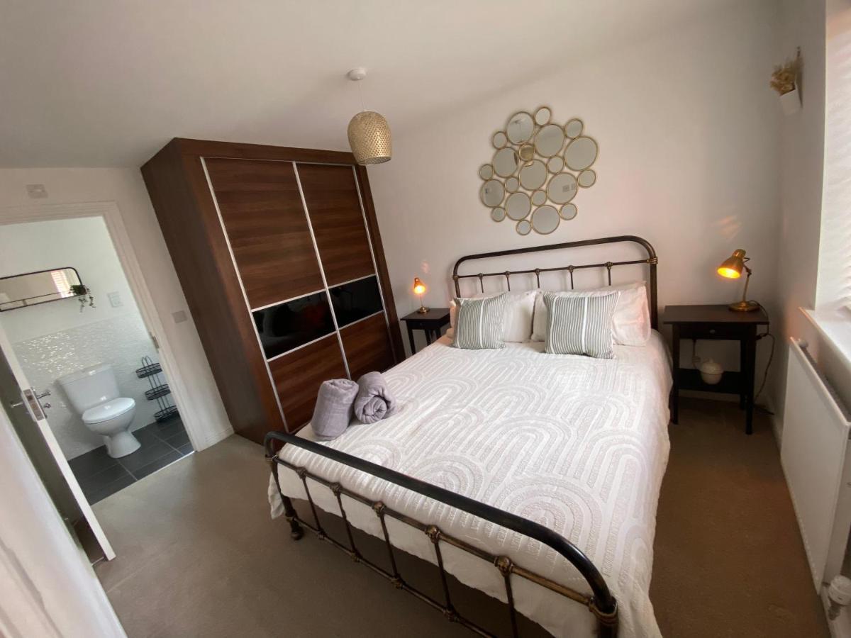 The Belfry 3 Bedrooms 2 Bathrooms Contractors & Family Higham Ferrers Bagian luar foto